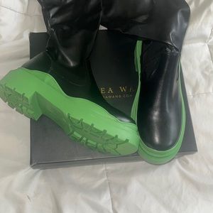 Naomi-Green thight high stretch flat form Boot